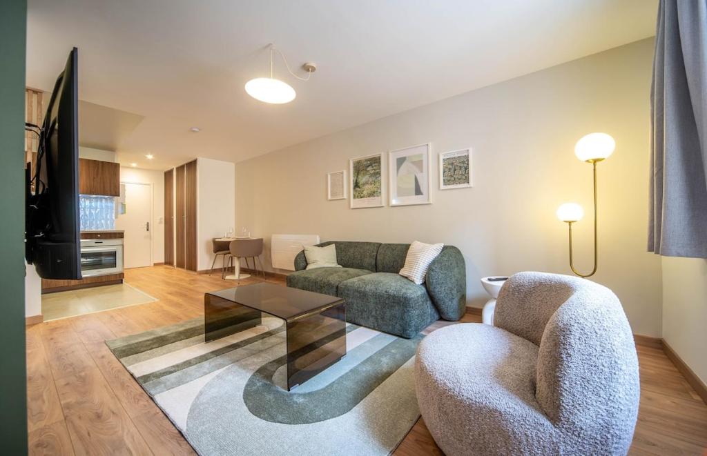 Una sala de estar con dos sillas y una mesa. en Le Splendide, en Mâcon