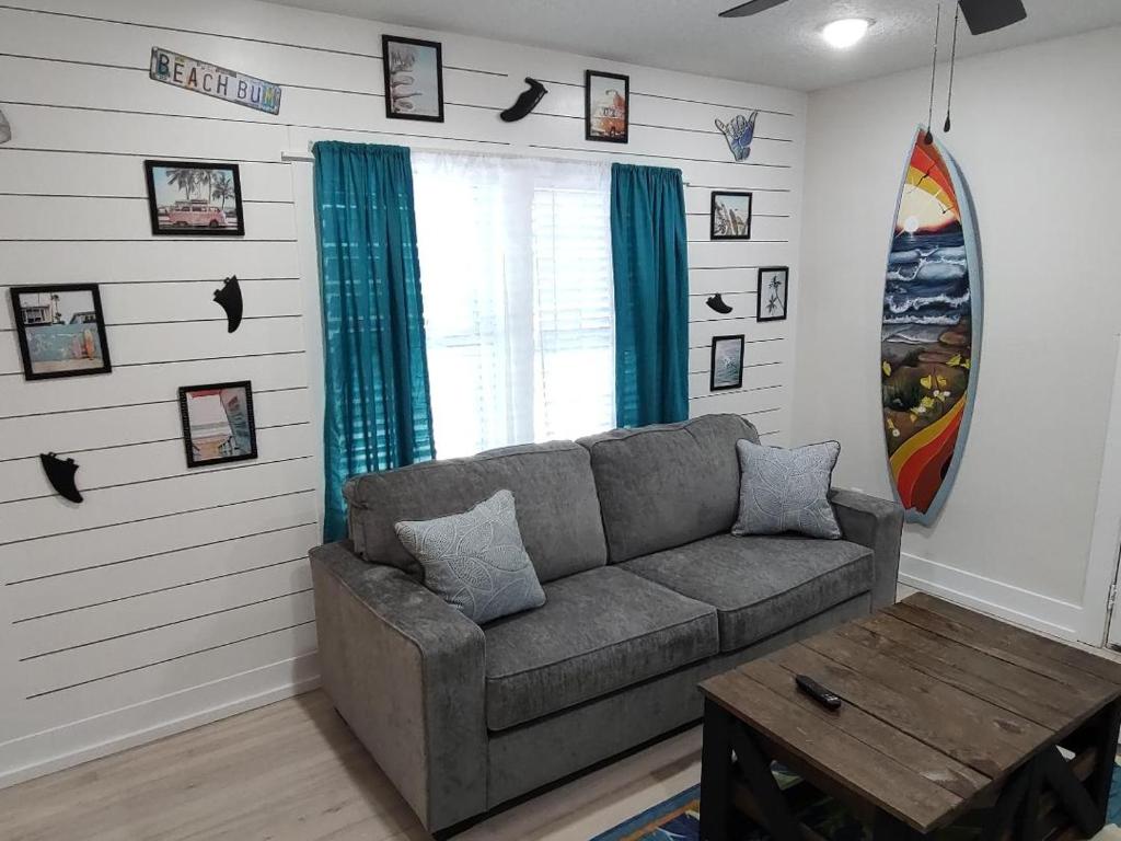 Posezení v ubytování The Board House Shortboard