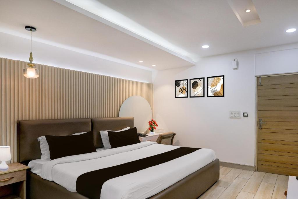 Кровать или кровати в номере Townhouse Mohali Bus Terminal Formerly Hotel Hm Crystal