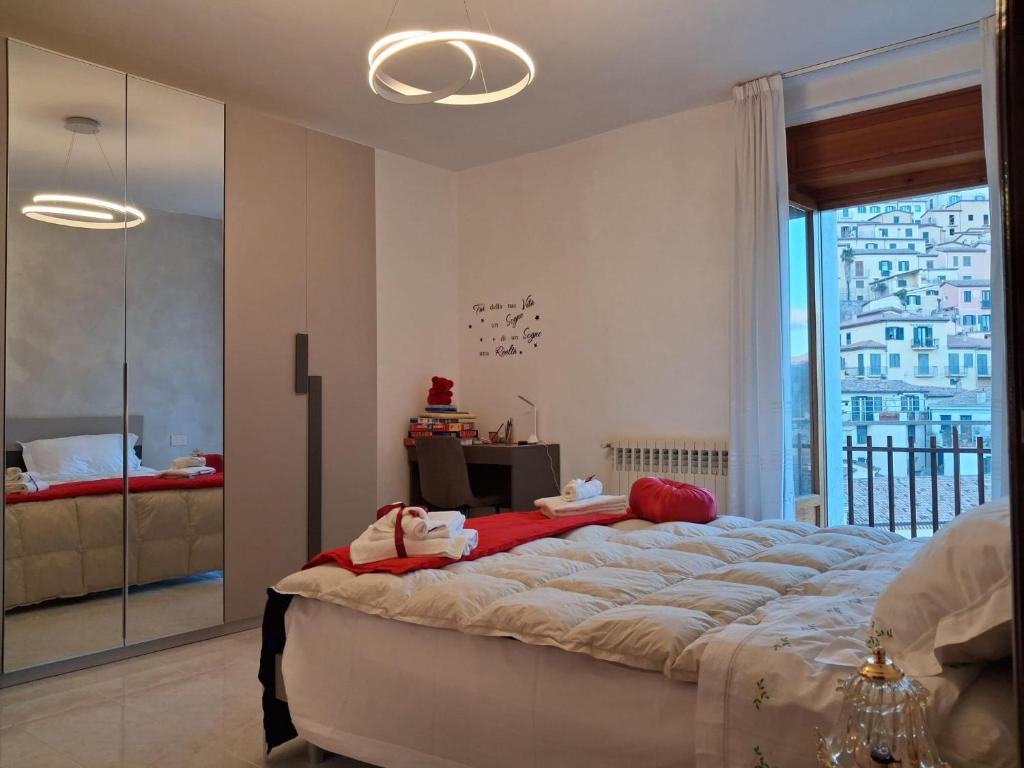 Giardino San Gerardo Maiella vista Castello e con parcheggio interno privato في Muro Lucano: غرفة نوم بسرير كبير ونافذة