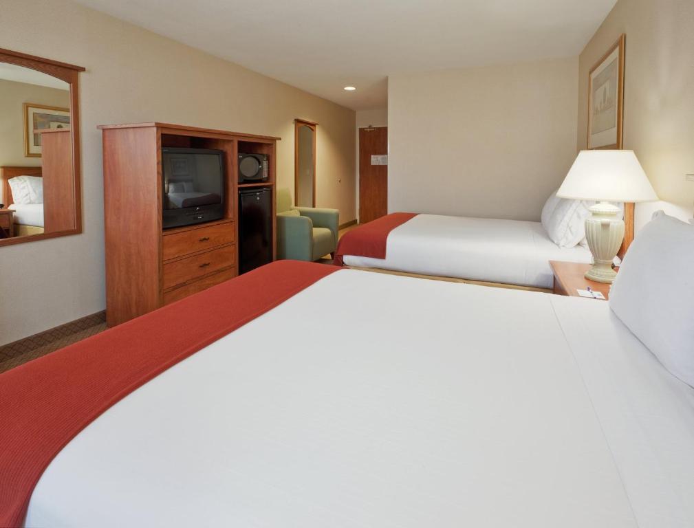 una camera d'albergo con un letto e una televisione di Holiday Inn Express Hotel & Suites Carson City by IHG a Carson City