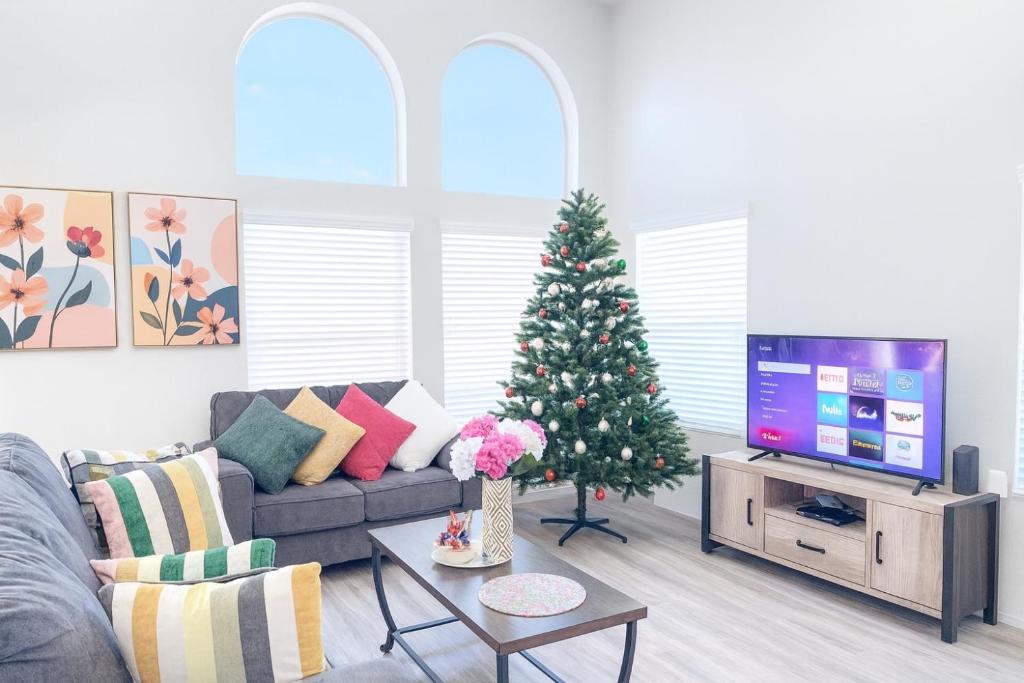 Μια τηλεόραση ή/και κέντρο ψυχαγωγίας στο Newly Remodeled Pool Villa 3BD3BA by Summerlin