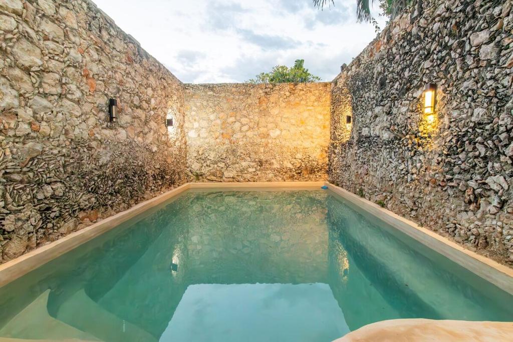 Bazén v ubytování Casa Tres Patios - 10 minutes to the airport and downtown nebo v jeho okolí