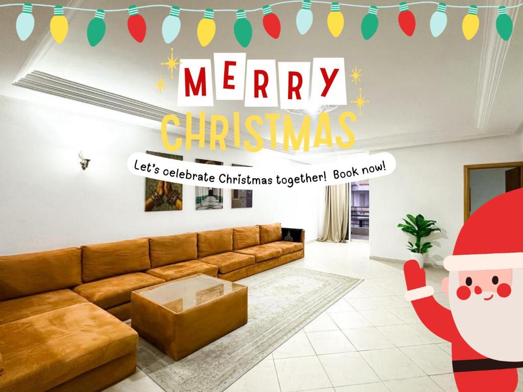 Modern and Cozy Beach Facing 2BR Apt in La Tulipe Complex, Tangier في Charf: غرفة معيشة مع علامة عيد الميلاد على الحائط