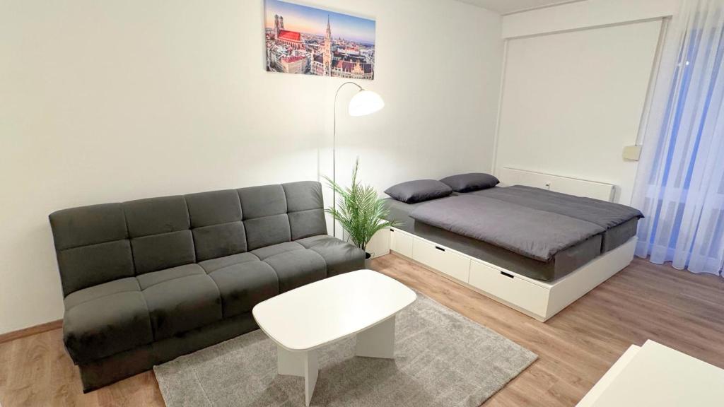 Posezení v ubytování Modern, quiet apartment right by S-Bahn - close to Munich & airport