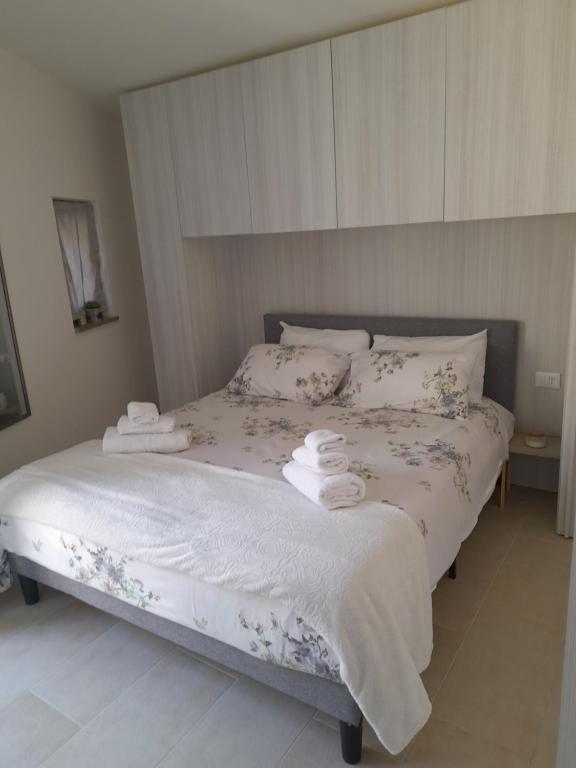 een slaapkamer met een bed met handdoeken erop bij Cappuccini room's in Caltagirone