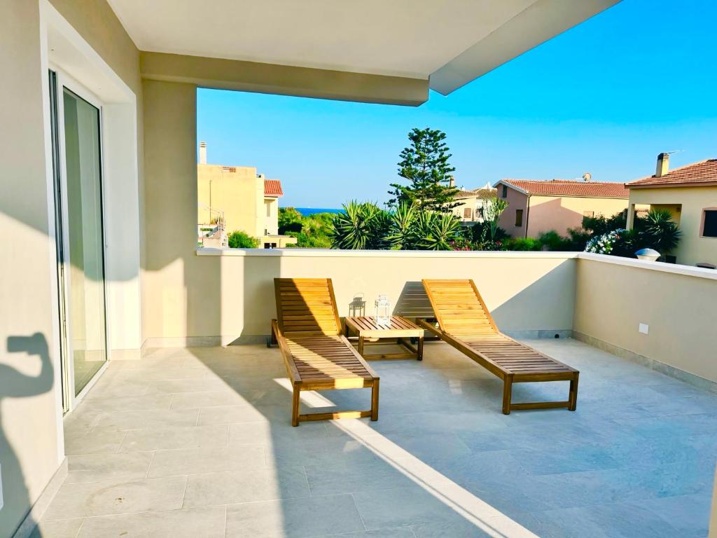 een groep stoelen op een balkon bij Blu Mare Casa Vacanza in La Maddalena