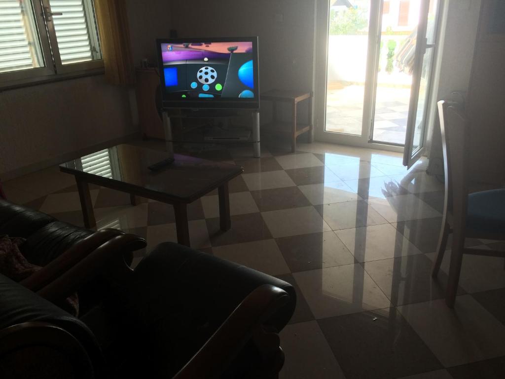 TV a/nebo společenská místnost v ubytování Dragica Apartments