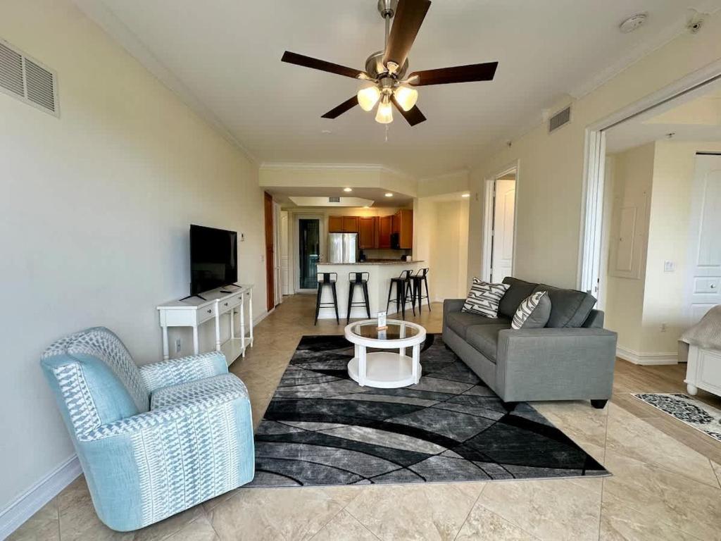 Una sala de estar con un sofá y un ventilador de techo. en New Bright and fully stocked near Beach, en Bonita Springs