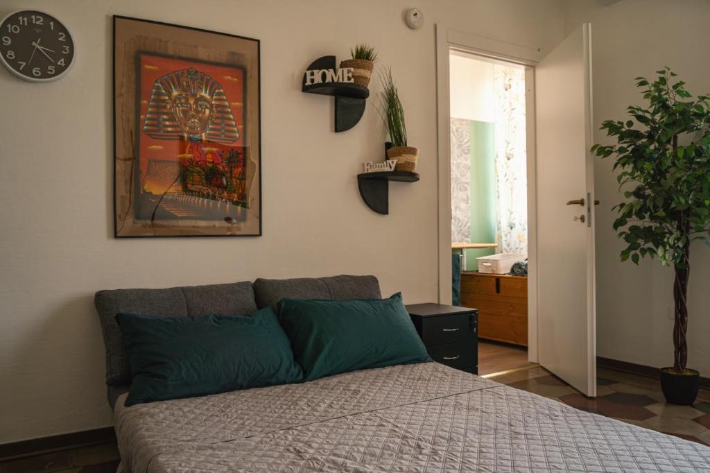 ein Schlafzimmer mit einem Bett und einer Uhr an der Wand in der Unterkunft Moderno Rifugio - Milano Rogoredo in Mailand