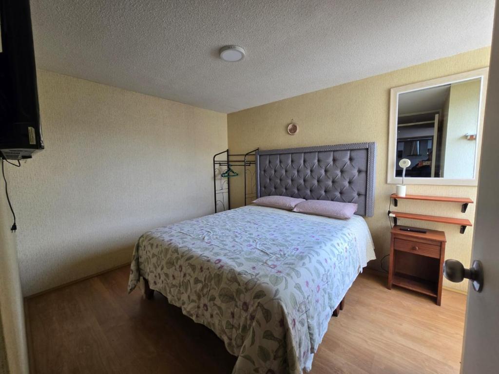 een slaapkamer met een bed, een ladekast en een raam bij Los Nogales LS in Lima