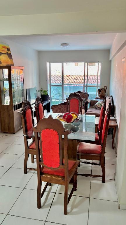 una sala da pranzo con tavolo e sedie di Refúgio à Beira-Mar Cabo Branco João Pessoa a João Pessoa