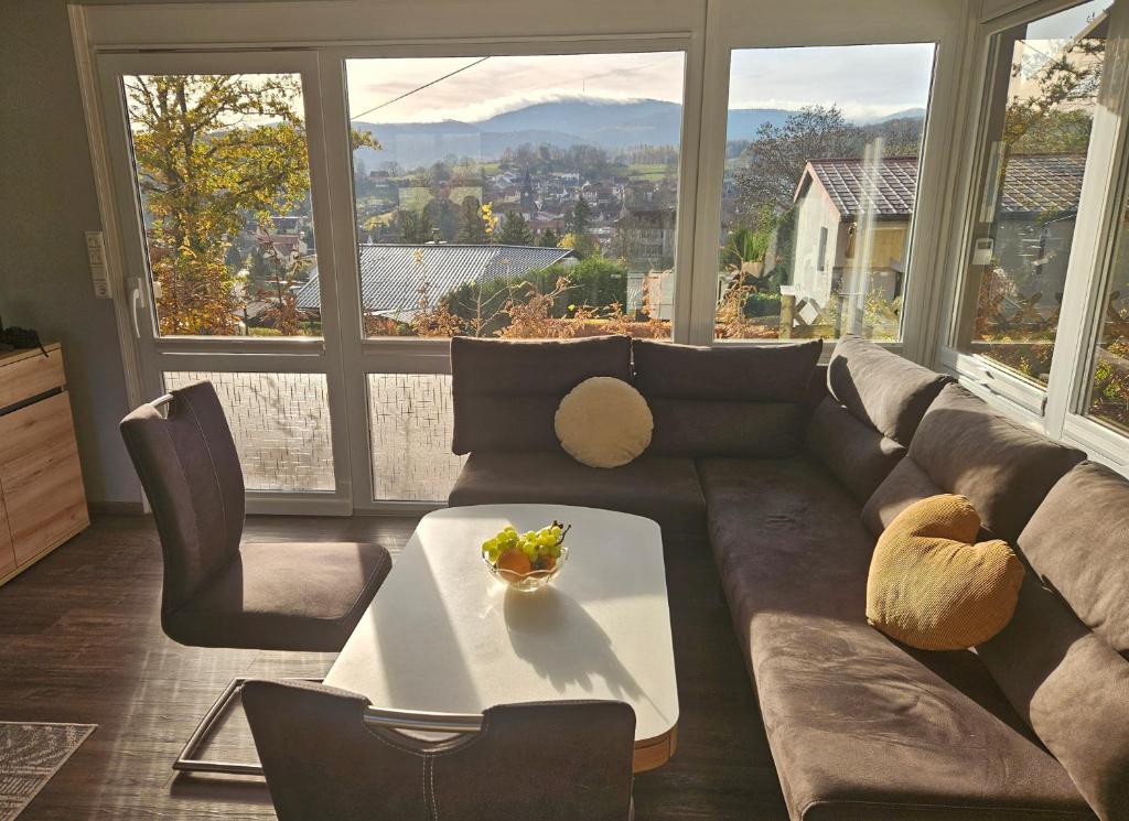 ein Wohnzimmer mit Sofa und Tisch in der Unterkunft Ferienhaus Kammblick in Schwarzhausen