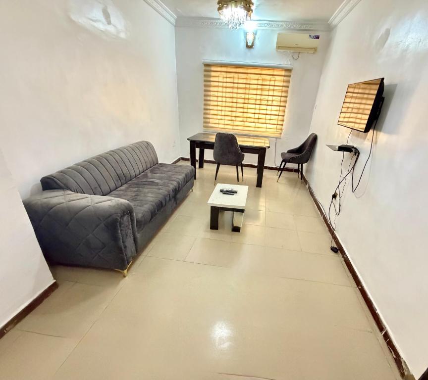 salon z kanapą i stołem w obiekcie Crestal Resorts w mieście Magodo