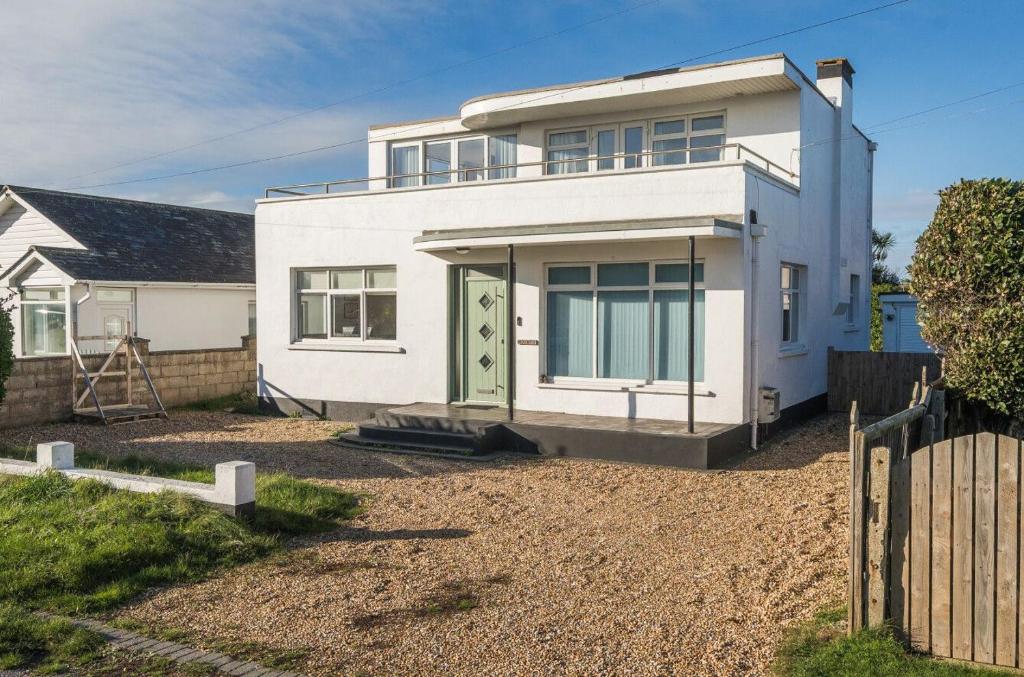 Points في إيست ويترينج: بيت ابيض وباب اخضر