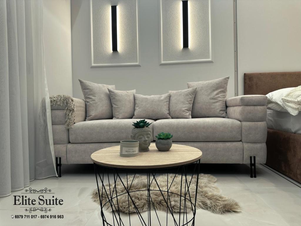 una sala de estar con un sofá y una mesa en Elite Suite, en Xanthi