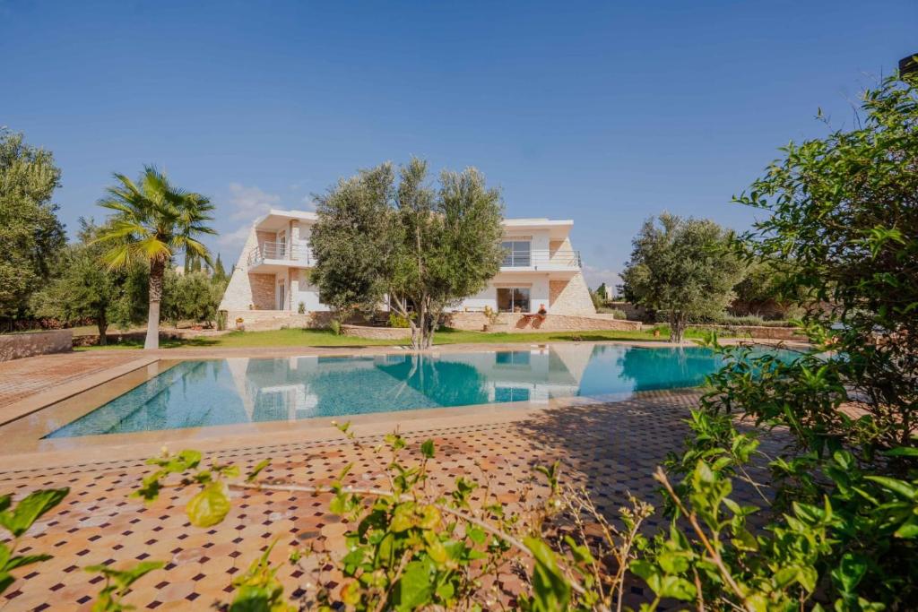 Bazén v ubytování Les Ailes du sourire nebo v jeho okolí