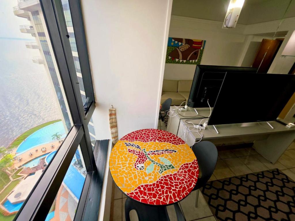 una stanza con una scrivania con una sedia con un tavolo di tropical Flat Belissimo a Manaus