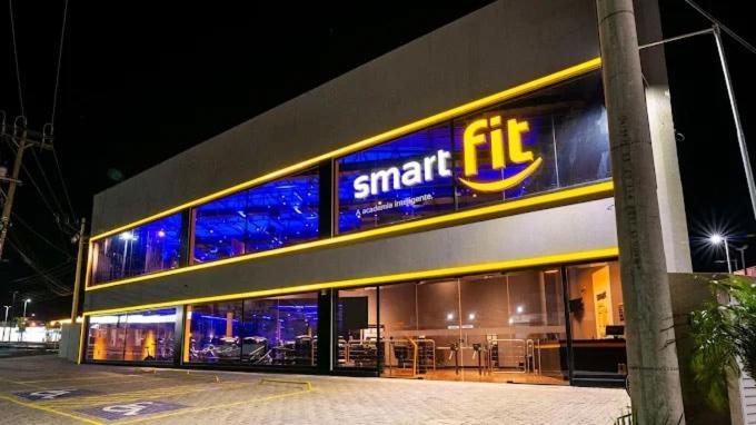 a large building with a smart city sign on it at Flat Apartamento Av Esmeralda em Marília in Marília