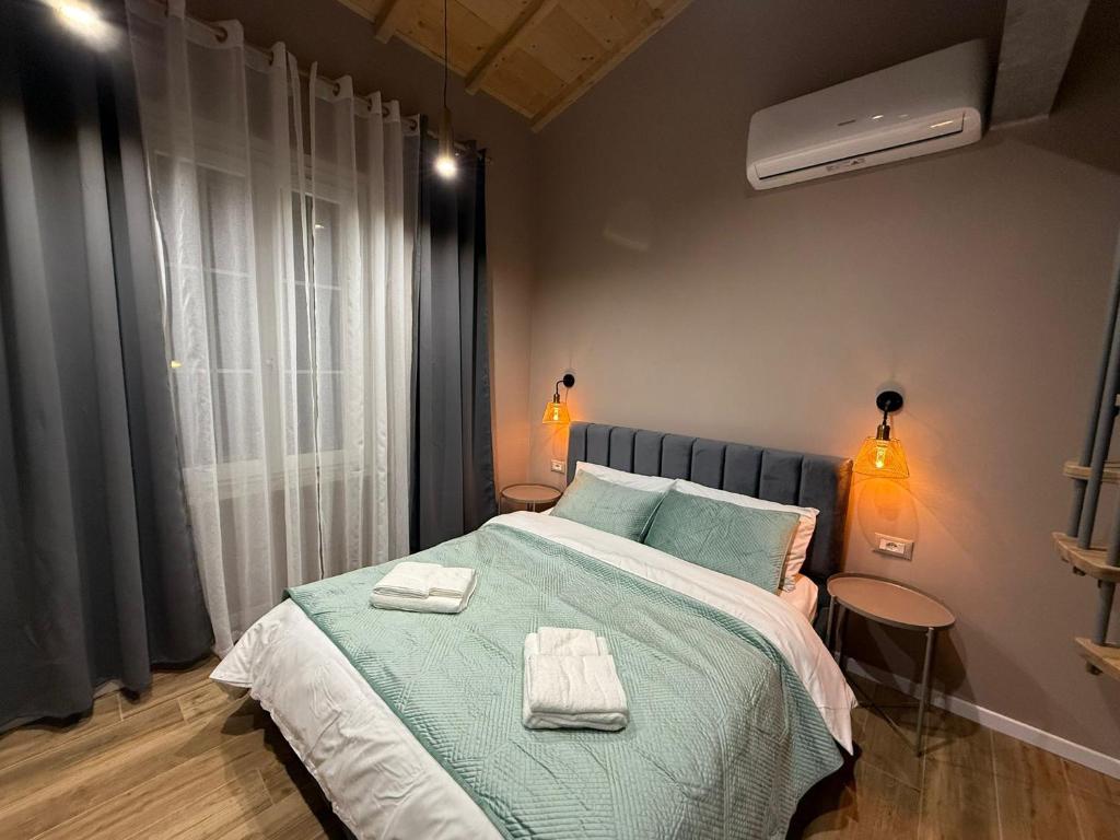 波吉邦西La Casa di Marsy的卧室里有一张床，床上放着两条毛巾。