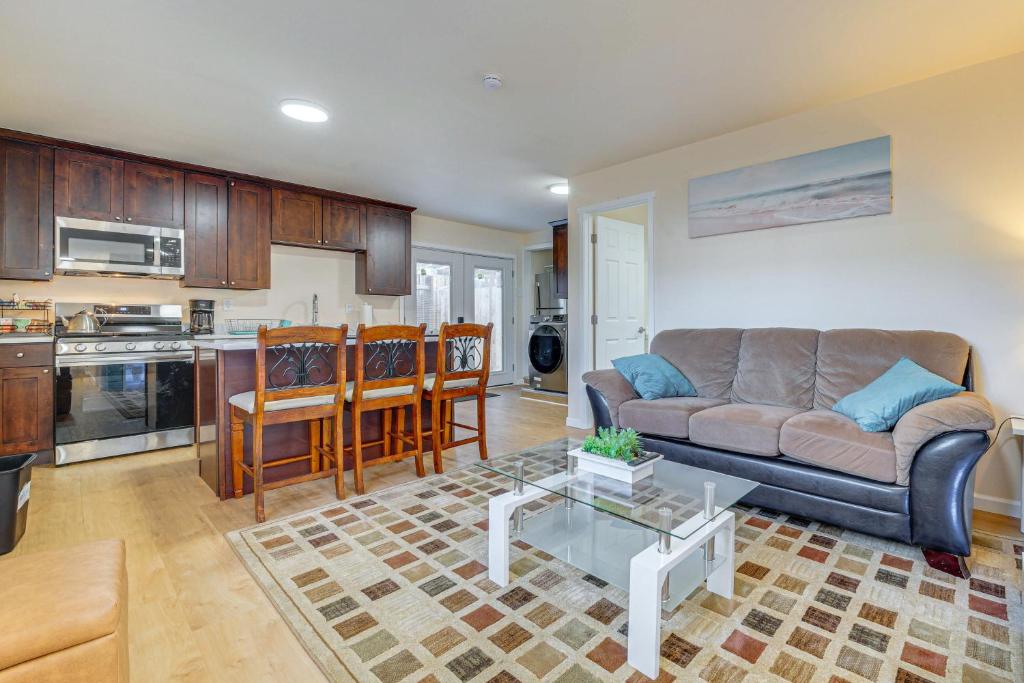 4 Mi to Dash Point State Park Peaceful Retreat في فيدرال واي: غرفة معيشة مع أريكة وطاولة