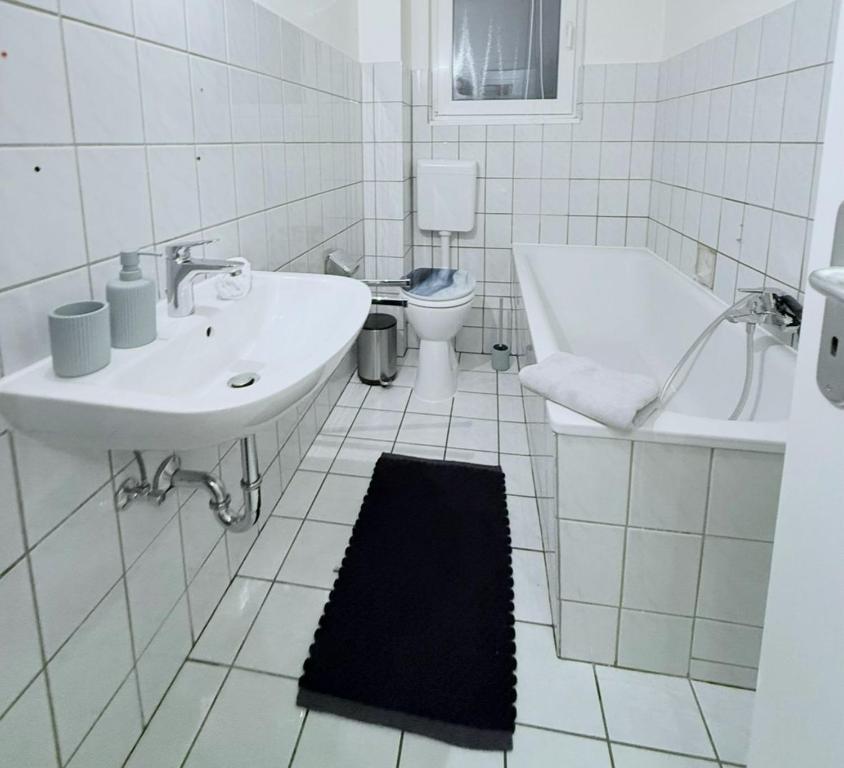 Seibel's SUITES - Exclusive Flat Krefeld City - GA - ROOFTOP في كريفيلد: حمام أبيض مع حوض ومرحاض