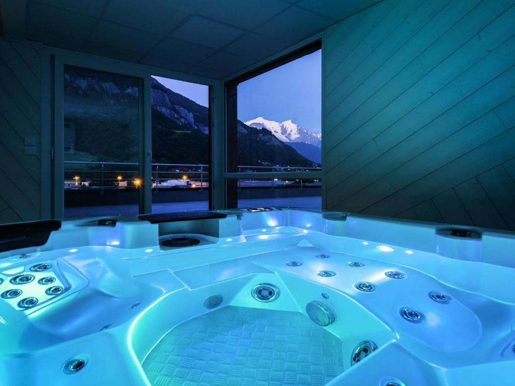 eine Whirlpool-Badewanne mit Bergblick in der Unterkunft Ibis Styles Sallanches Pays du Mont-Blanc in Sallanches