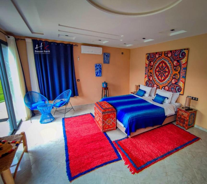 Chefchaouen Bedroom - Traditional Moroccan : غرفة نوم بسرير وسجادتين حمراء