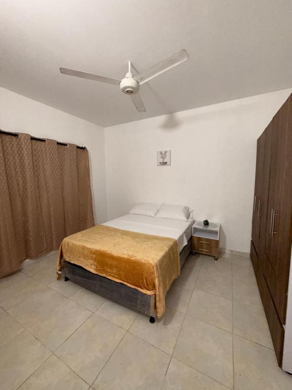 a bedroom with a bed and a ceiling fan at Apartamento completo in Santa Marta