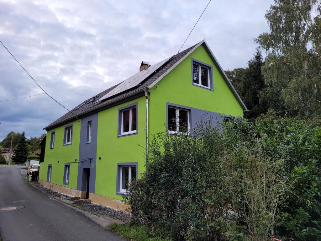 une serre au bord d'une route dans l'établissement Ferienappartement Talblick, à Hohnstein