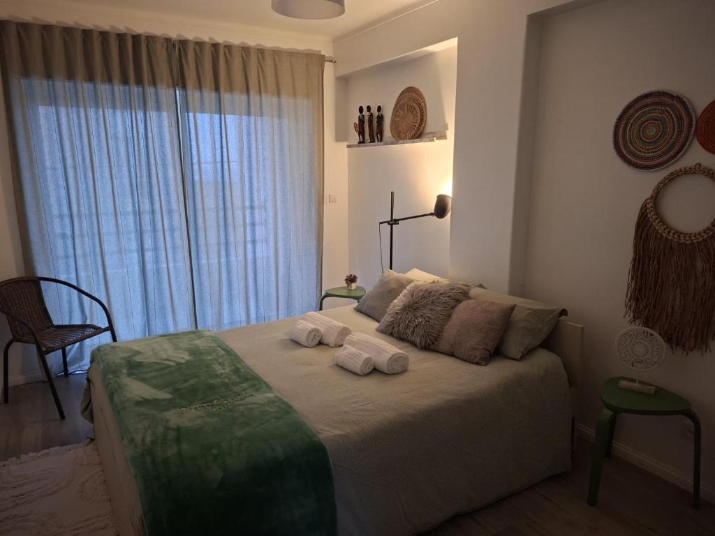 una camera da letto con un letto con asciugamani sopra di Afife Beach Apartment ad Afife