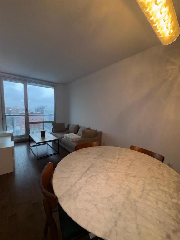 een woonkamer met een tafel en een bank bij Cosy old port in Montreal