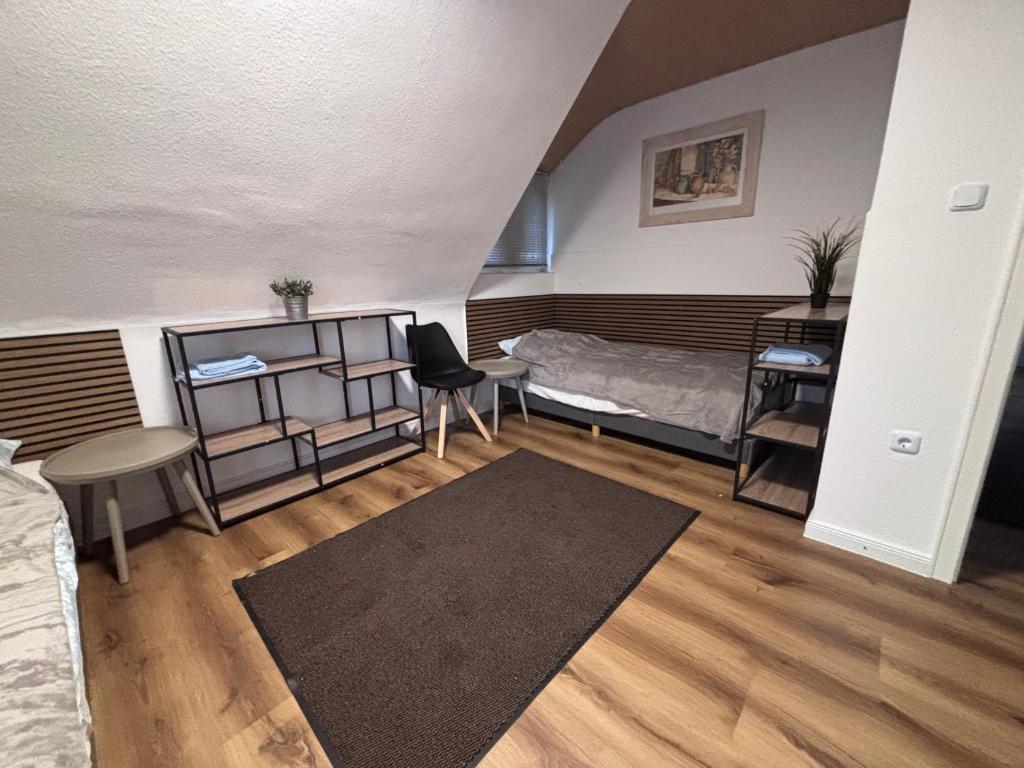 Ένα ή περισσότερα κρεβάτια σε δωμάτιο στο Komfortzimmer #5 für zwei Reisende mit 2 Betten, Gemeinschafts Bad und Küche