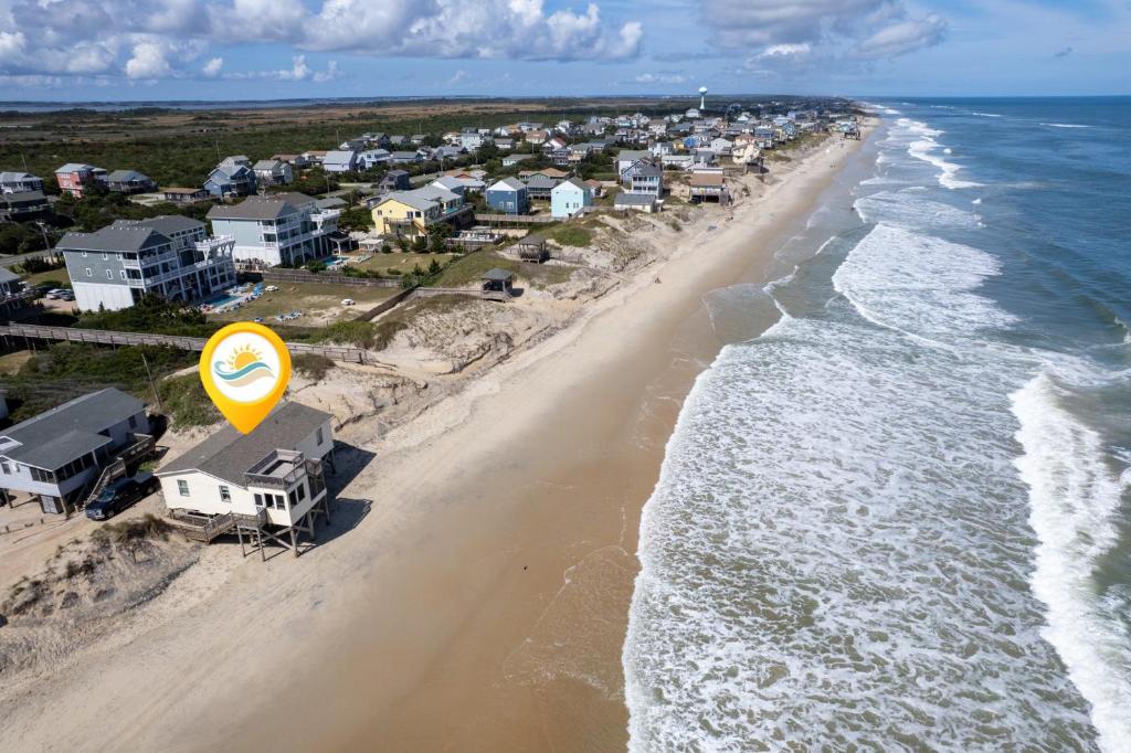 una vista aérea de una playa con casas en 7144 - Dolphin Lookout ( formerly Sabah Vacations), en Wanchese