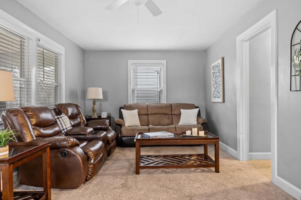 Et opholdsområde på NEW Spacious Louisville Home with Backyard Oasis