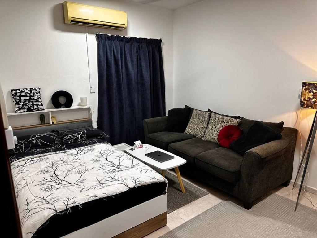 Χώρος καθιστικού στο Spacious Private Fully Furnished Room with Large Private Kitchen Near Oman Avenues Mall