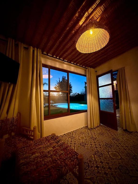 Walili Room - Comfort Oasis at Ferme Tynass : غرفة نوم بها سرير ونافذة كبيرة