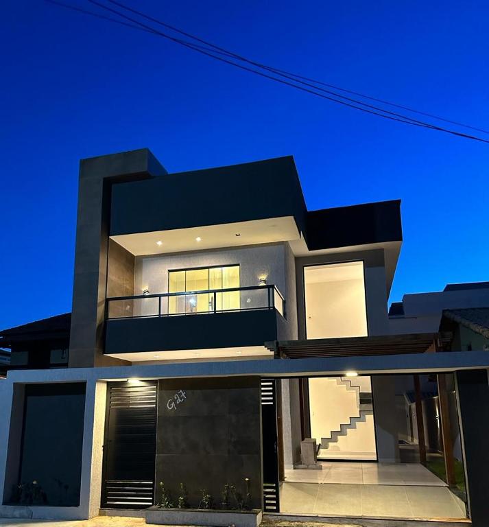 una casa moderna por la noche con el cielo en Casa 27, en Arraial do Cabo