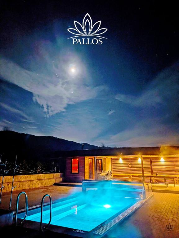 ein Swimmingpool mit einem Schild darauf in der Unterkunft PALLOS Retreat & Wellness in Sovata