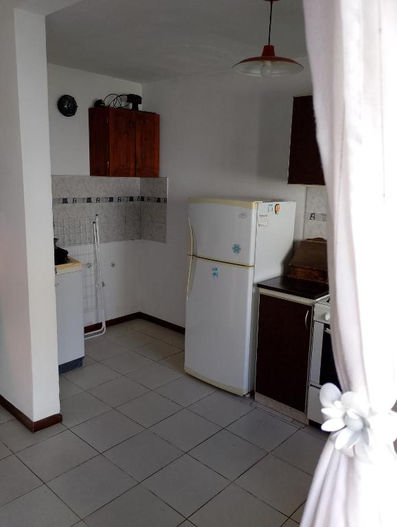 Alejandro في مار ديل بلاتا: مطبخ مع ثلاجة بيضاء وموقد