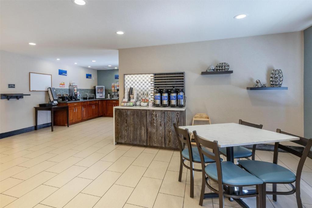 Best Western Long Beach Inn photo