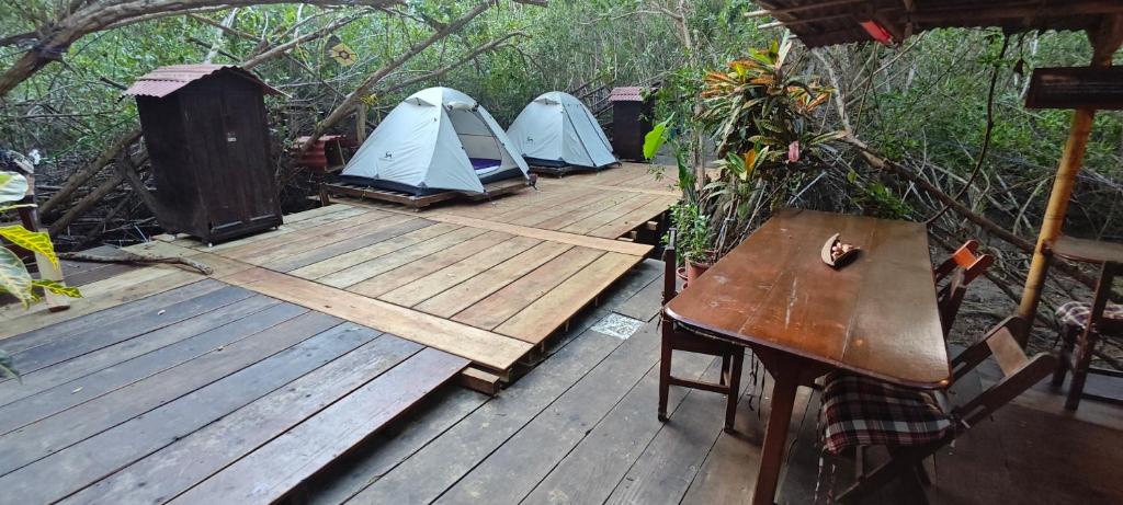 Commodity Camping Corazon Mazunte - Sol في مازونتي: مجموعة من الخيام على سطح خشبي