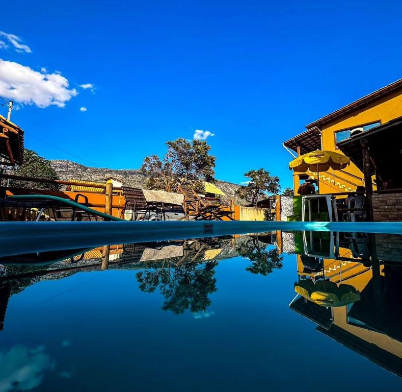 a reflection of a building in a body of water at Casa Varanda do Toá Lapinha da Serra in Santana do Riacho