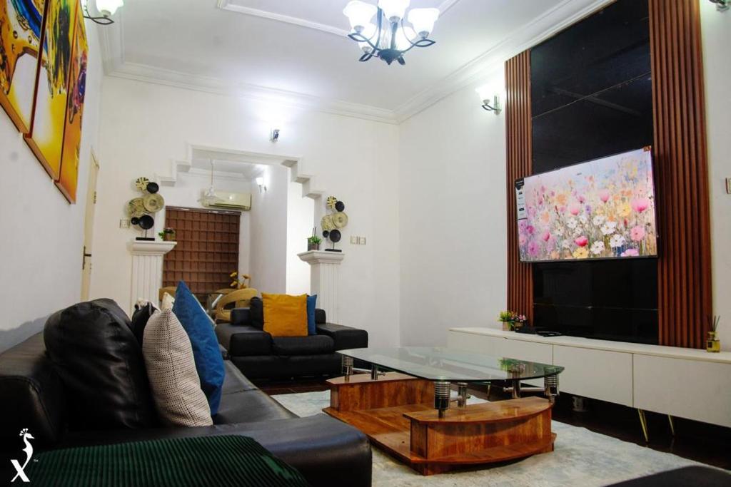 Μια τηλεόραση ή/και κέντρο ψυχαγωγίας στο P- Deluxe Luxury Apartment