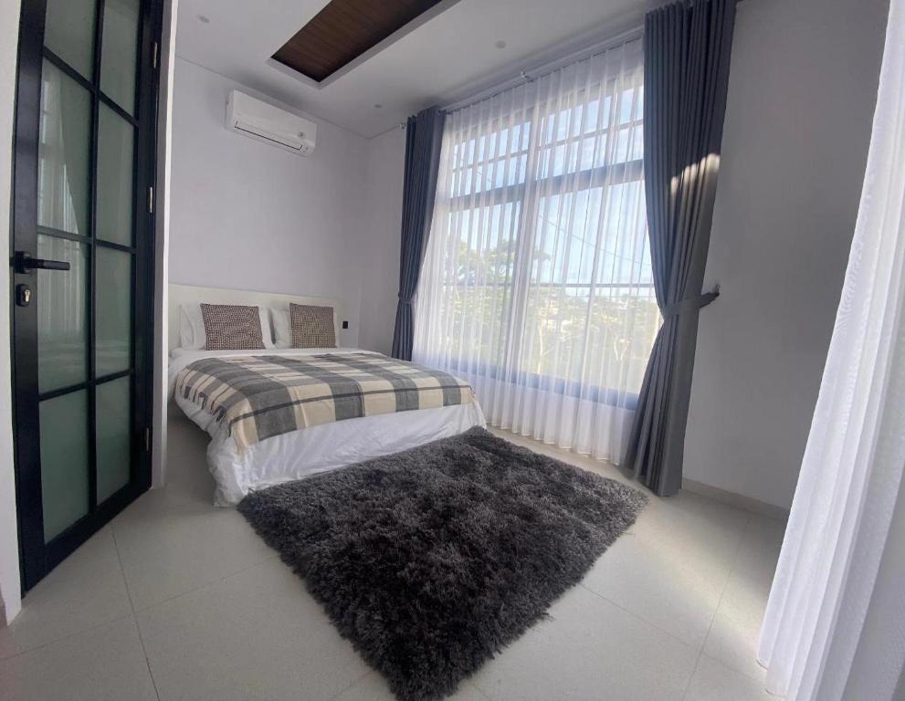 En eller flere senge i et værelse på Villa Kitin Luxe