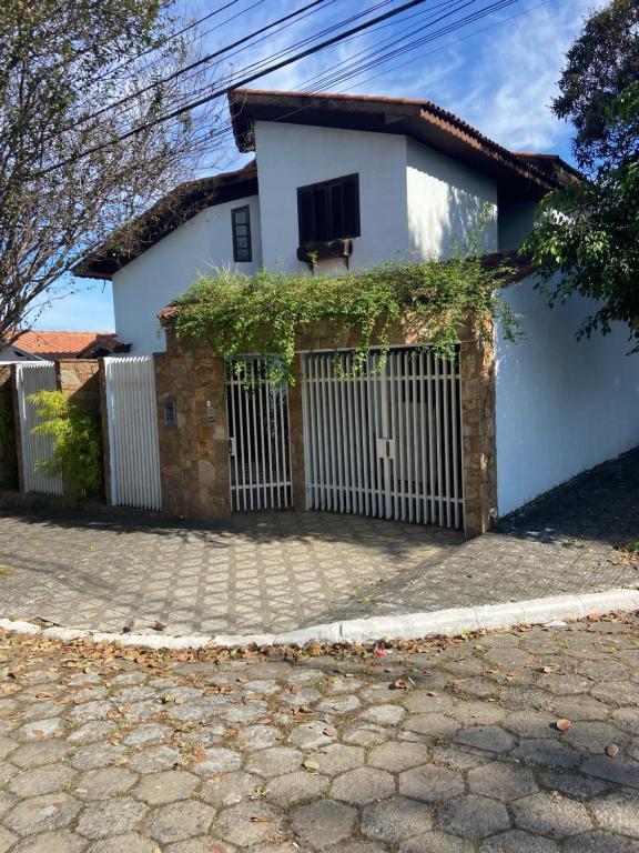 une maison blanche avec une porte en face dans l'établissement Casa azul, à Caçapava