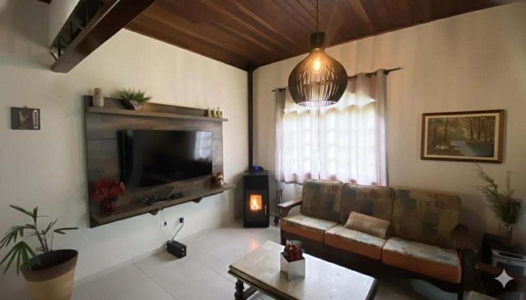 Et tv og/eller underholdning på Linda chacara com piscina , conforto e meio a natureza