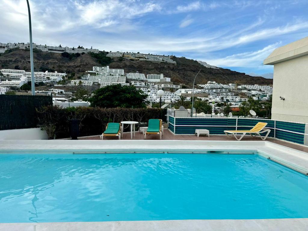 een zwembad met uitzicht op de stad bij Puerto Rico Sea & Sun in Puerto Rico de Gran Canaria