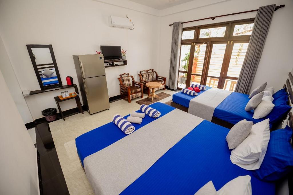 Postel nebo postele na pokoji v ubytování Indunil Family Residence With Pool Hiriketiya