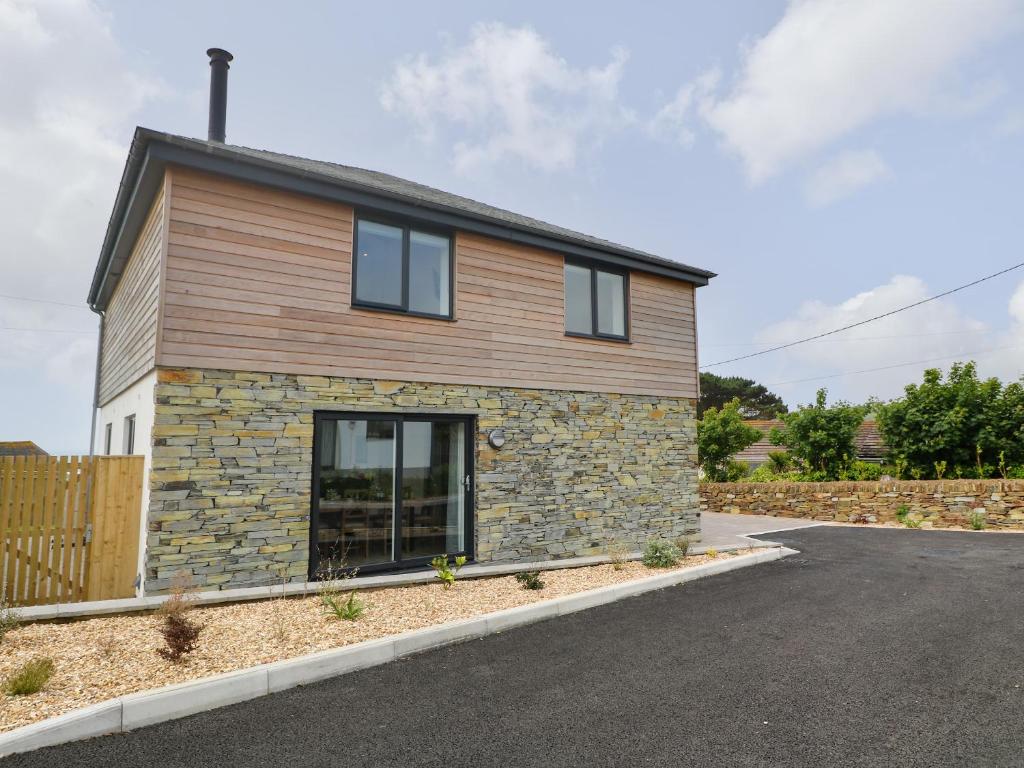 una casa con facciata in pietra e legno di 3 Praa Cove a Penzance